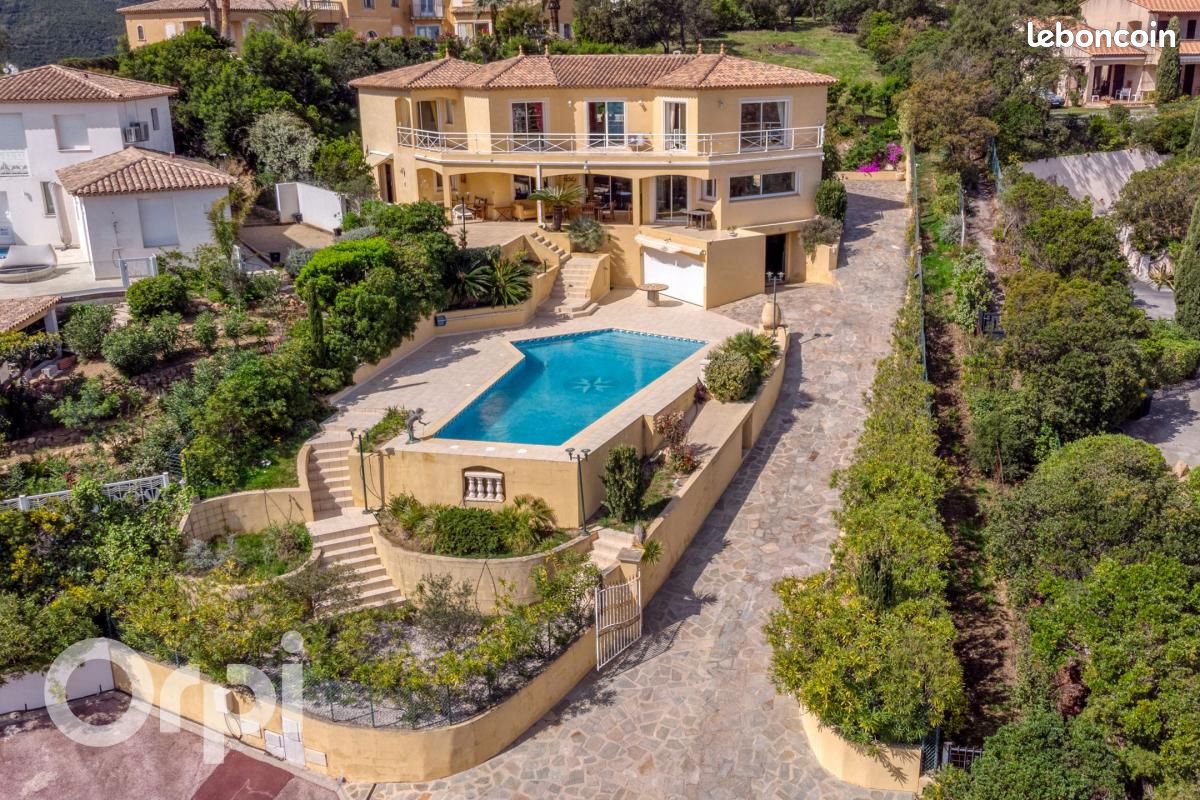 Maison 10 pièces 330 m² · à Roquebrune-sur-Argens · 330 m² · 3 744 000 €