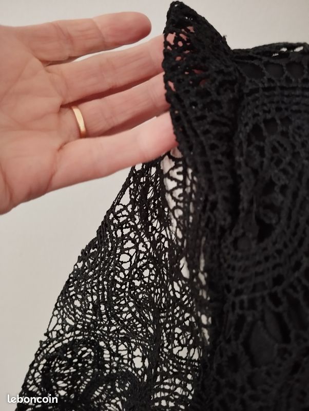 Tee-shirt noir en dentelle (image 6)