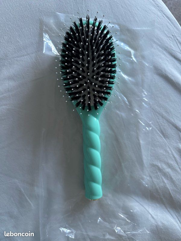 La Grande Brosse Cuir Chevelu Sensible l’Indispensable Douceur. Édition limitée Bleu Lagon N. 03 (image 1)