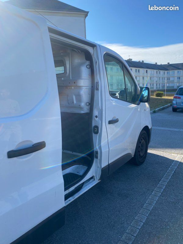 RENAULT TRAFIC II 2017 en très bon état (image 2)