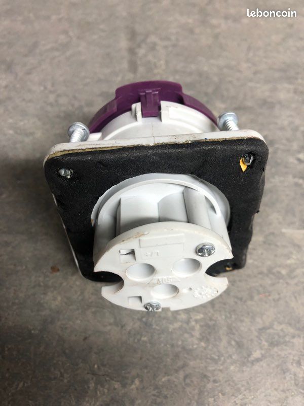 Prise p17 24V violet socle de prise - droit - pratika - 16a - 2p -24v- ip44 - violet - schneider electric 82901 (image 2)