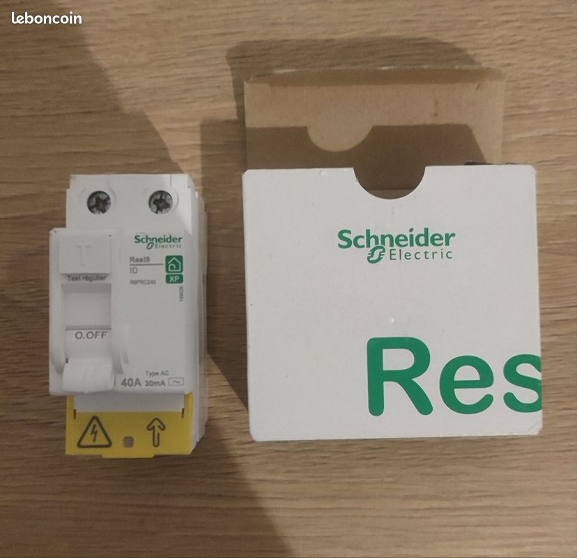 Schneider Electric Resi9 – Interruttore Differenziale SC5R9PRA240R – 40A 30mA Tipo A – Modulare Bianco Per Quadro Elettrico