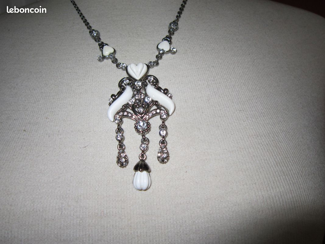 Ensemble blanc collier et boucles d'oreilles (image 4)