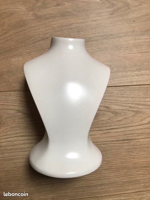 Petit buste luxe pour collier en résine (image 1)