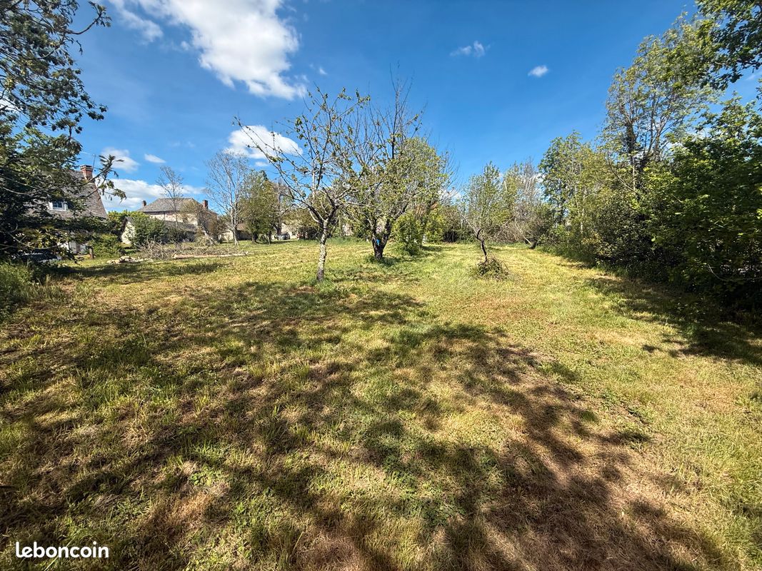 Terrain plat 1013 m² – Ensoleillé – Calme – À quelques minutes de Brive · à Cosnac · 50 000 €