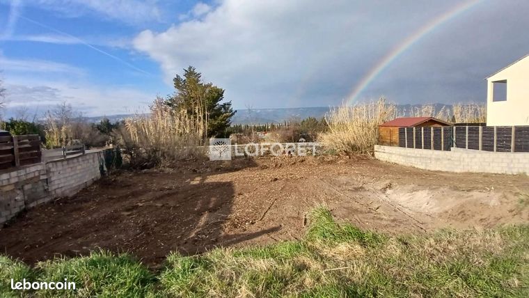 Terrain 369 m² Charleval