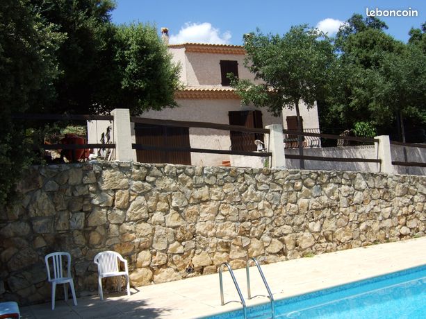 Villa de caractère avec piscine et vue dominante – Sainte-Anastasie-sur-Issole (83136)