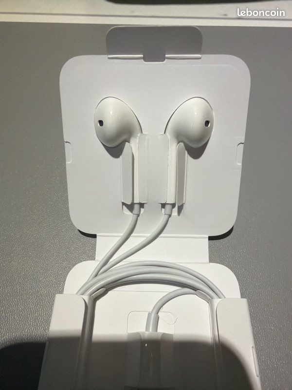 Écouteurs Apple EarPods Lightning – Neufs jamais utilisés (image 4)