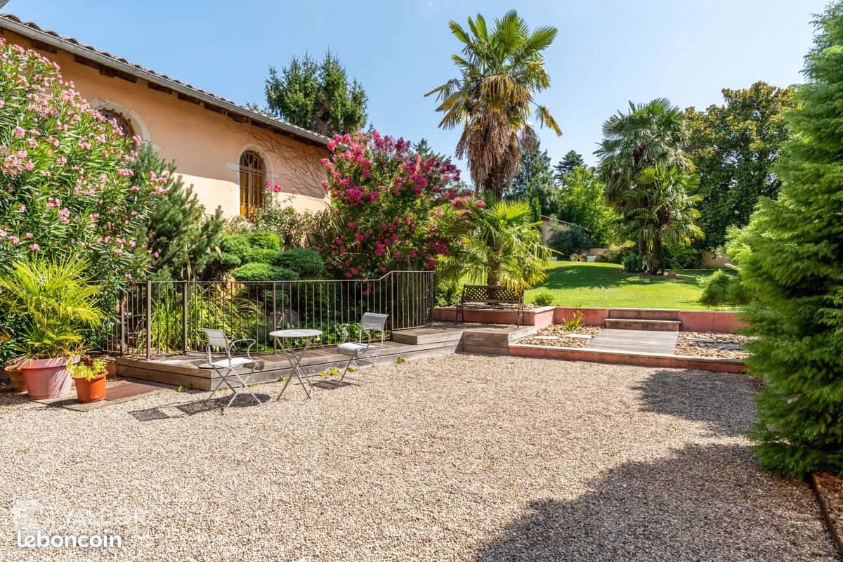 Maison 9 pièces 252 m² · à Fareins · 252 m² · 640 000 €