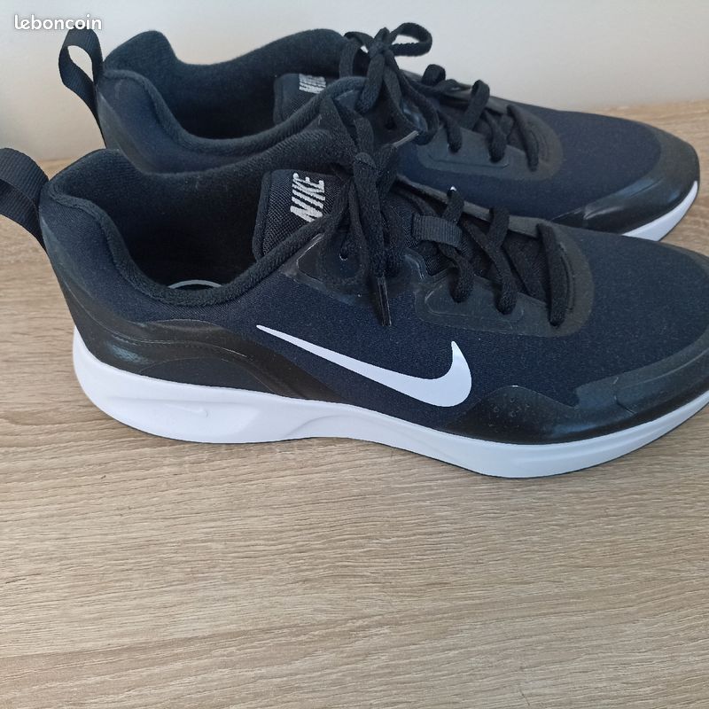 Une paire chaurre Nike taille 43 pour homme Chaussures