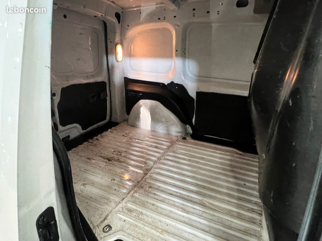 RENAULT Kangoo 1.5 BLEU DCI 95 CH TVA RECUPERABLE / Financement possible (image 11)