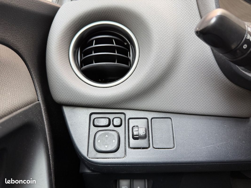 TOYOTA YARIS Hybride 100 ch Dynamic Caméra De Recul Radar De Recul Ouverture Fermeture sans clé Keyless GPS Boîte Auto Garantie 12 mois (image 16)