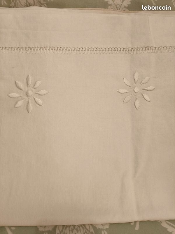 Grand drap ancien en métis avec broderie et jours (image 2)