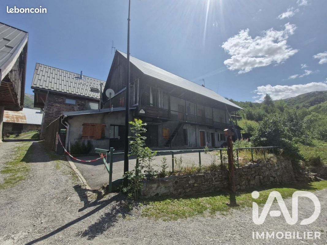 Maison 6 pièces 118 m² · à Saint-Jean-d'Arves · 118 m² · 244 000 €
