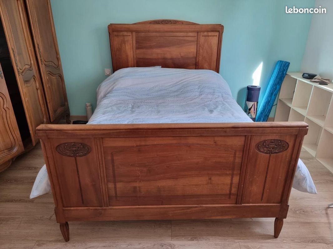 Chambre à Coucher En Noyer – Lit, Sommier Et Armoire, Occasion Bon état