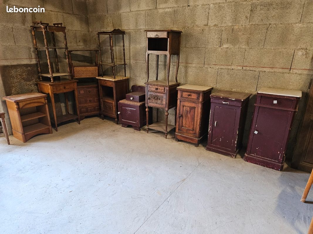 Lot d'anciennes tables de nuit et tables d'appoint (image 1)