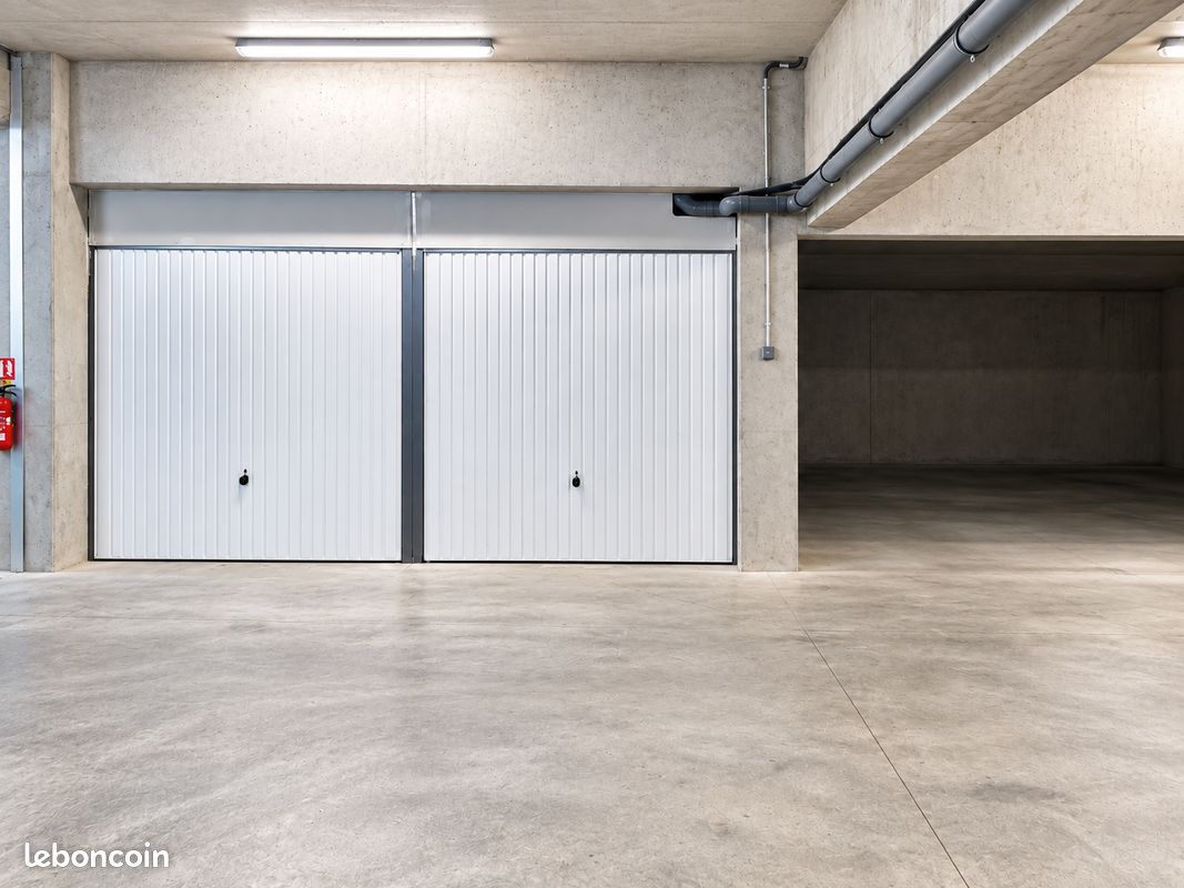 GRAND GARAGE FERMÉ 17,66 m² – RÉSIDENCE RÉCENTE, SÛRE ET SÉCURISÉE – BAGNOLS-SUR-CÈZE · 90 €/mois