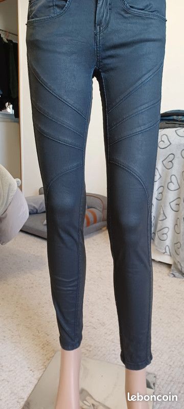 Pantalon enduit bleu foncé avec reflets bleu ciel pour effet
