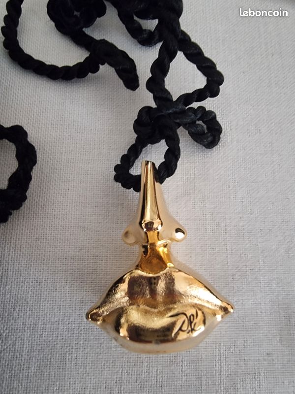 Pendentif Doré Inspiré De Salvador Dali - Style Unique Et Symbolique, Occasion