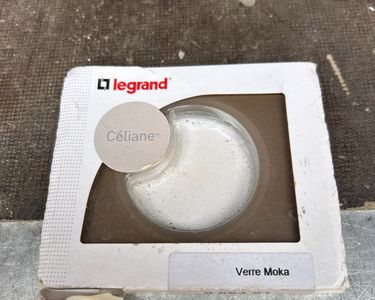 Plaque De Finition 3 Postes Legrand Céliane 0 694 63 Coloris Verre Moka L 242 X P 8 5 X H 82 Mm