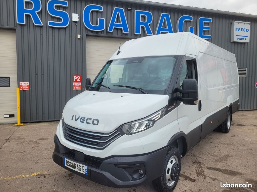 IVECO DAILY 35C21 HA8 V16 FOURGON PACK COMFORT PLUS + PACK STYLE + KEYLESS 03 PLACES comme NEUF avec ATTELAGE / MOTEUR 3 LITRES / CAMÉRA / SUSPENSION RENFORCÉE 07 LAMES ( Prix de Vente 52 990 HT ) (image 6)