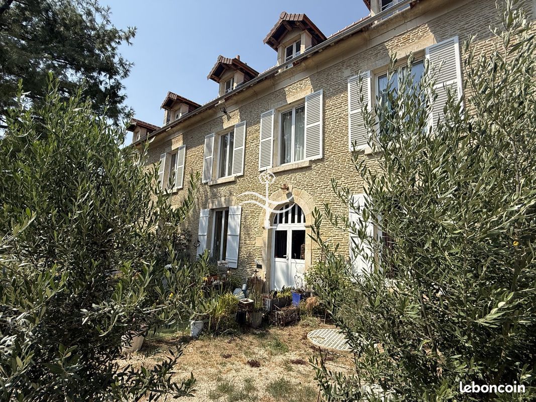 Maison 9 pièces 214 m² · à Morteaux-Coulibœuf · 214 m² · 420 000 €