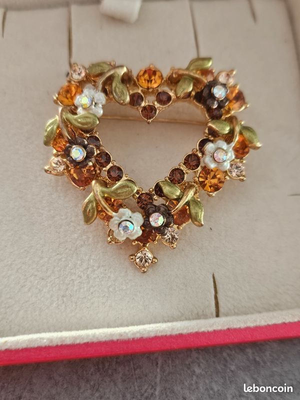 Broche Vintage Cœurs Enlacés Et Nœud Strass - Plaqué Or, Dimensions 30x27 Mm, Occasion
