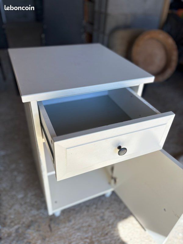 Table de chevet blanche (image 2)
