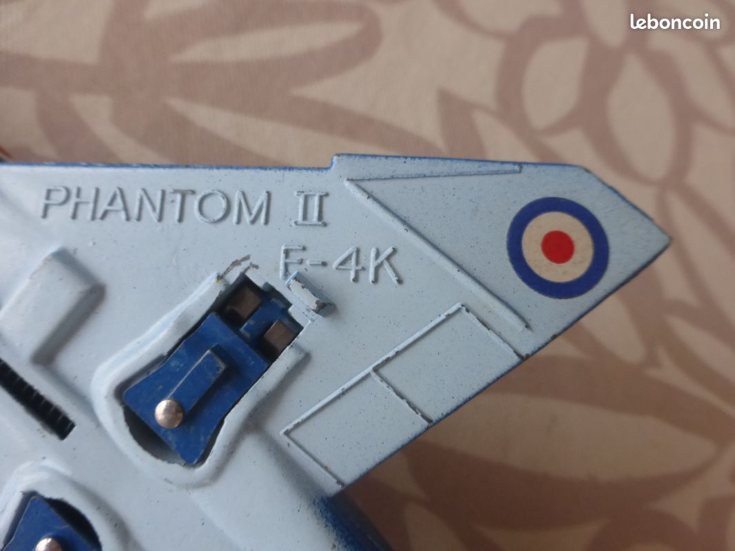 Dinky Toys avion 725 F-4k Phantom II Chasseur Royal Navy Meccano GB + Bombe Chasseur de la Royal Navy, proposé de 1972 à 1977, fini en bleu. Le train d'atterrissage est rétractable (image 9)