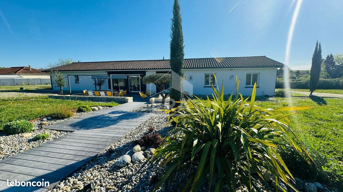 Maison 8 pièces 232 m² · à Saint-Seurin-sur-l'Isle · 232 m² · 418 000 €