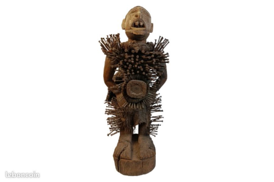 Fétiche africain Nkisi Nkondi clouté – Bois, métal, fibres – 72 cm (image 1)