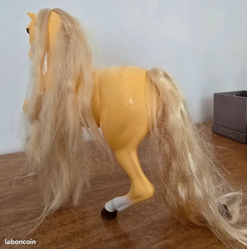 Grand cheval blond style Barbie avec crinière à coiffer (image 7)
