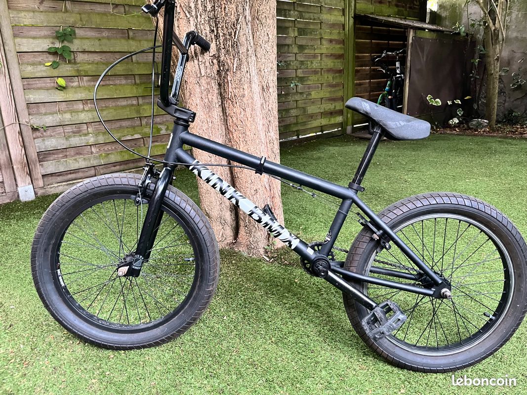 Vélo BMX Kink Personnalisé Entièrement Construit - Occasion, Acier, 1 Vitesse, Sans Frein, 20 Lb