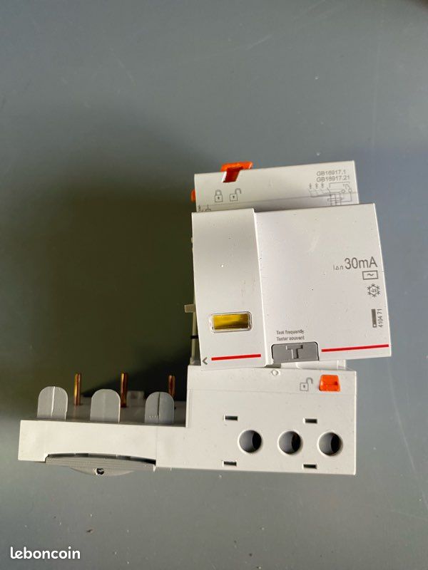 INTERRUPTEUR DIFFÉRENTIEL ID - 4P - 63 A - CLASSE AC 300 MA merlin gerin 23203 e INTERRUPTEUR DIFFÉRENTIEL ID - 4P - 63 A - CLASSE AC 300 MA merlin gerin 23203 e
