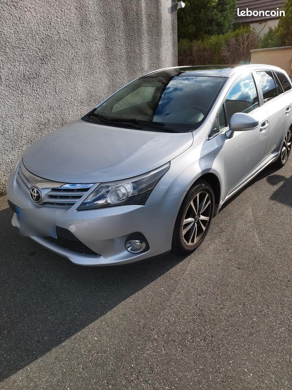 Toyota Avensis SW 2.0 D-4D 124 ch – Toit panoramique – Smart Key – Très bon état (image 1)
