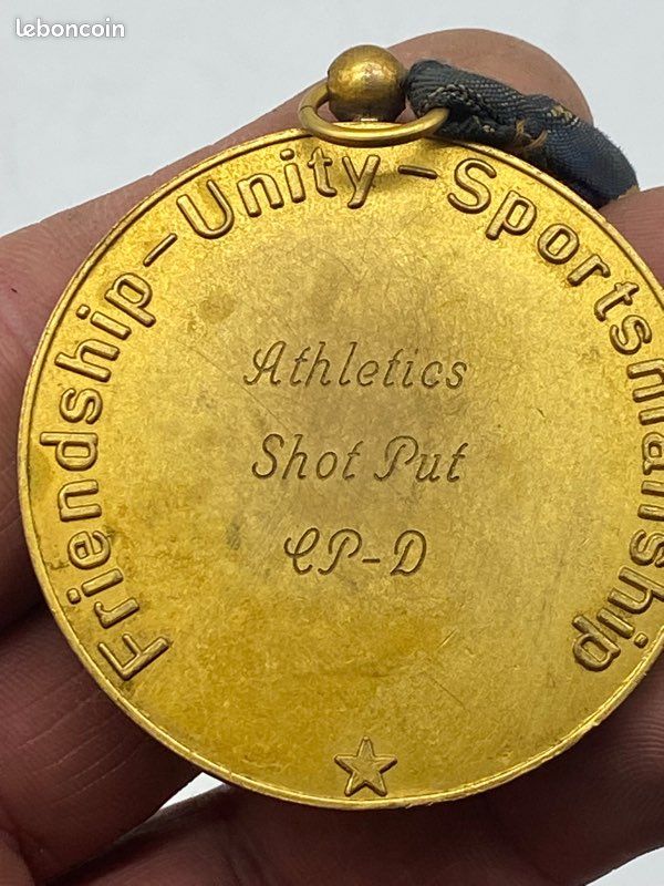 MÉDAILLE en or jaune (750) octogonale représentant