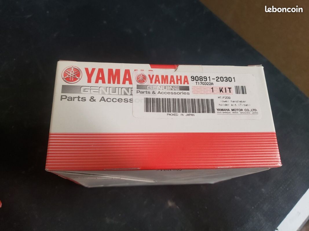 Yamaha 90891-20301 MT/FZ09 SUPPORT DE POIGNÉE INFÉRIEUR (image 1)