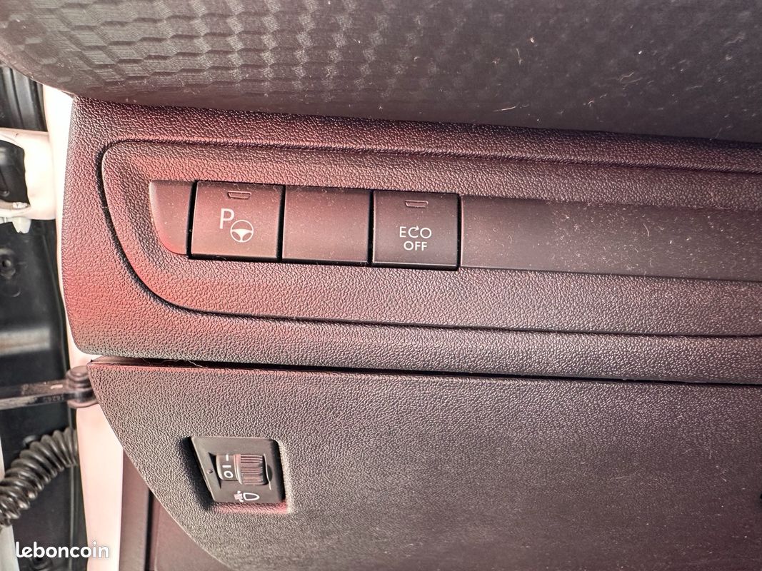 Peugeot 208 1.5 BLUE HDI 102 CH TECH EDITION - GARANTIE 12 MOIS (image 32)