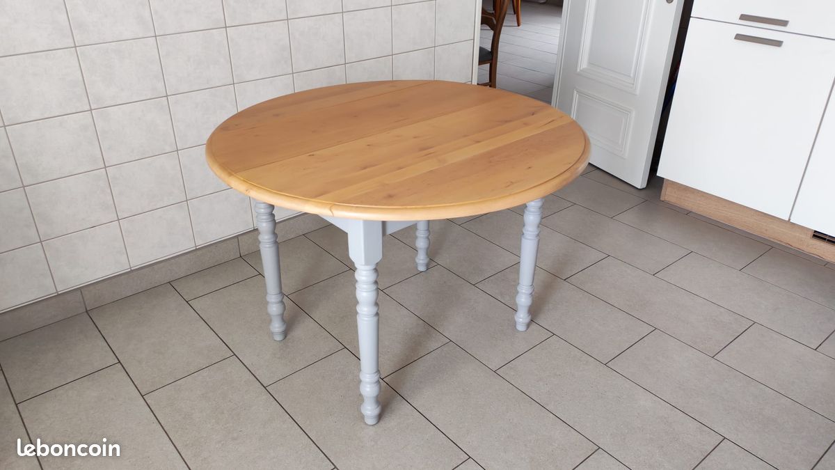 Table ronde à volets avec 4 chaises (image 2)