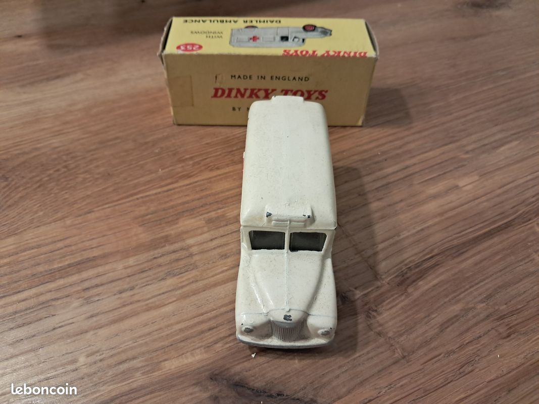 Dinky Toys - 1:43 - Daimler ambulance, creme, référence 253
