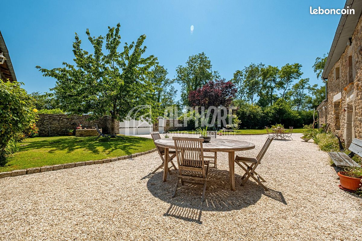 Maison 8 pièces 224 m² · à Saint-Étienne-de-Montluc · 224 m² · 599 830 €