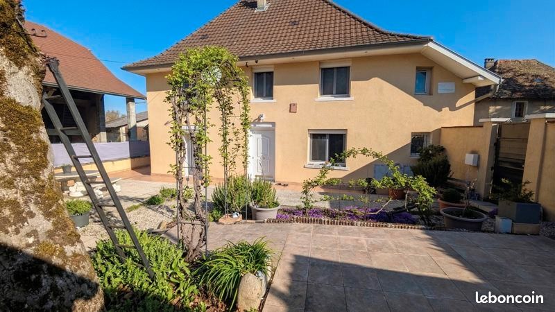 Maison 8 pièces 234 m² · à Les Abrets en Dauphiné · 234 m² · 281 000 €