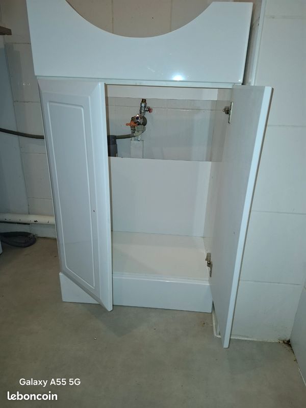 Un petit commode de sale de bain (image 2)