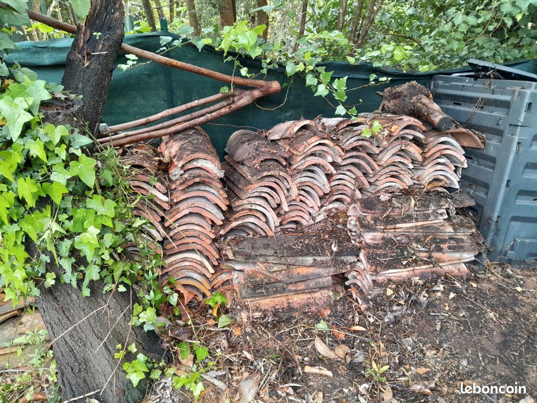 Gros lot de tuiles
les tuiles ont été stockées à l extérieur (image 1)
