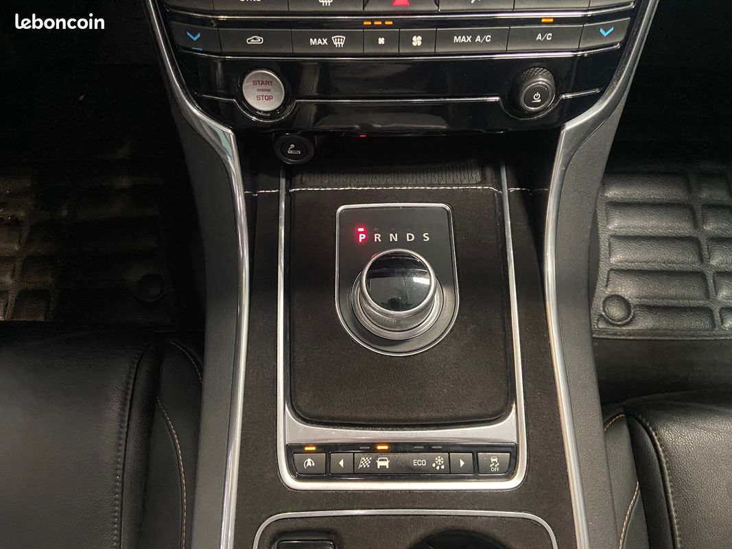 JAGUAR XE XE 2.0 D - 180 ch BVA Pure - TOIT OUVRANT - CAMERA DE RECUL - SIEGES ELECTRIQUES (image 18)