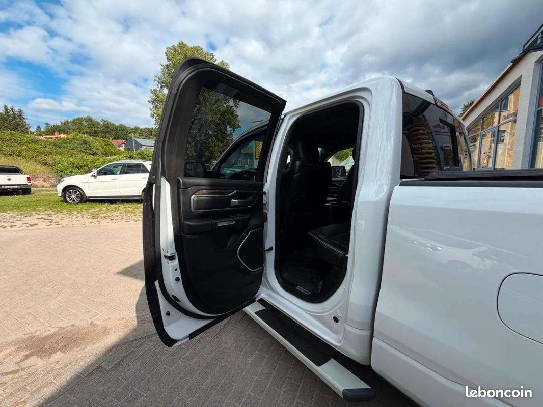 Dodge RAM Dodge RAM 1500 * 5.7 V8 HEMI * 401 ch * CarPlay * Caméra * Attelage * Cuir/Alcantara * Sièges Ventilés (image 12)