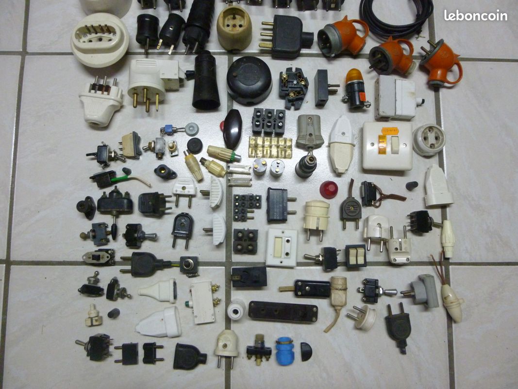 Lot : Ancien appareillages électriques Prise, interrupteur, douille, fusible... (image 3)