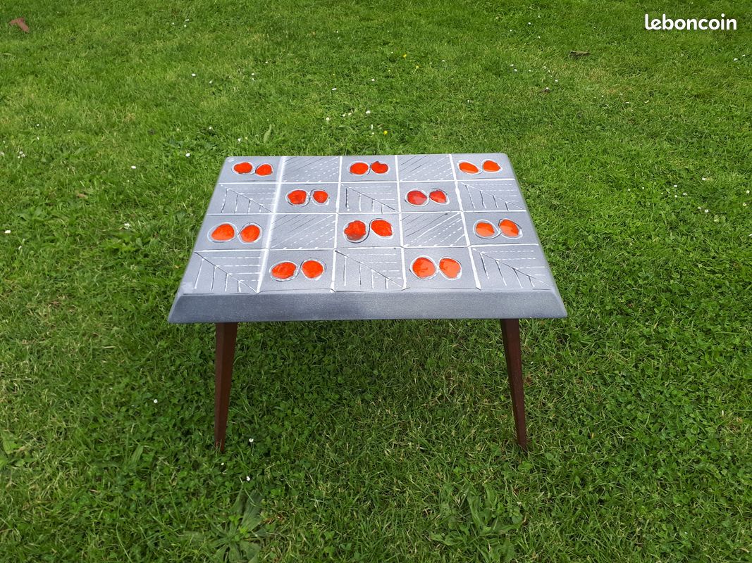 PETITE TABLE ANNEES 60 émaillée, pieds fuseau, signée JD bout de canapé ou table basse (image 1)