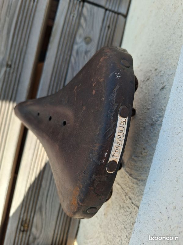 Selle ancienne Cuir IDEALE 28 voir photos