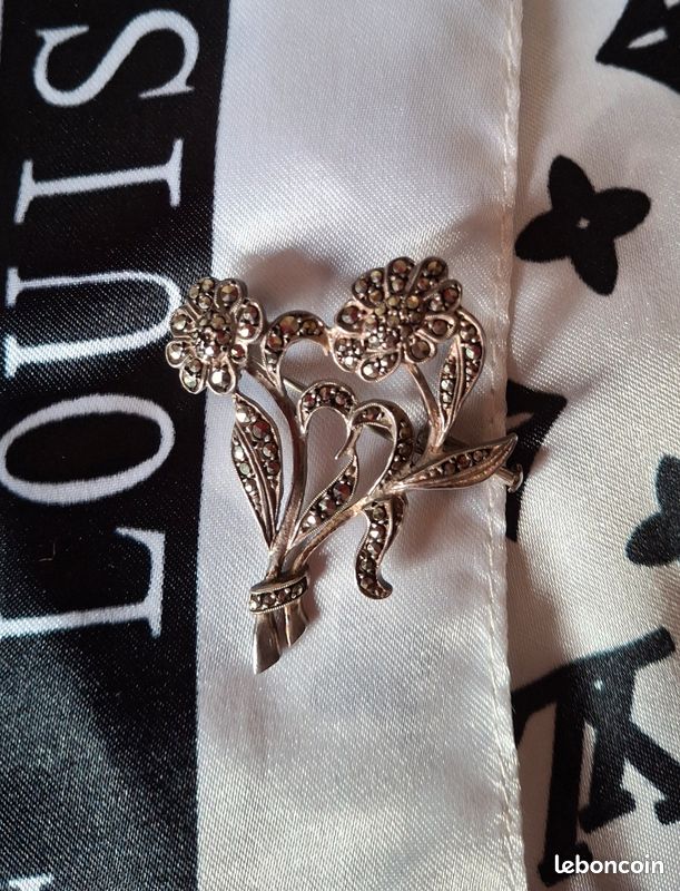 Broche fleur Art Déco des années 1930, strass roses, plaque rhodiée - France